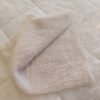 Detalle del tejido del fular ERYNA en tono beige
