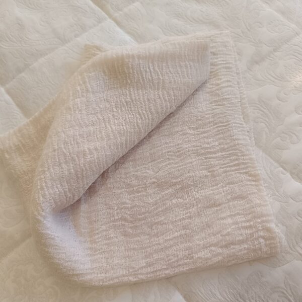 Detalle del tejido del fular ERYNA en tono beige