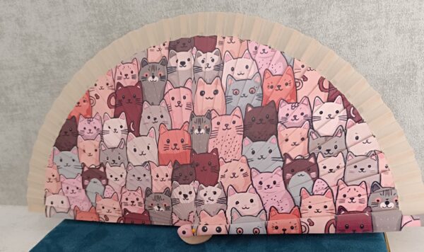 Abanico ERYNA con diseño de gatitos en tonos beige y rosa