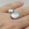 anillo doble volumen acero plateado en mano