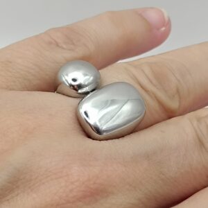 anillo doble volumen acero plateado en mano