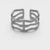 Anillo triple onda floral Eryna acero plateado fondo blanco