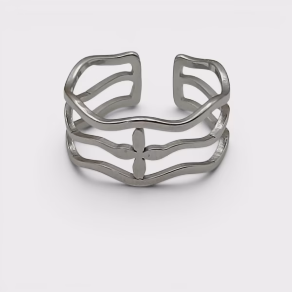 Anillo triple onda floral Eryna acero plateado fondo blanco
