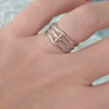 Anillo triple onda floral Eryna en acero plateado puesto en mano