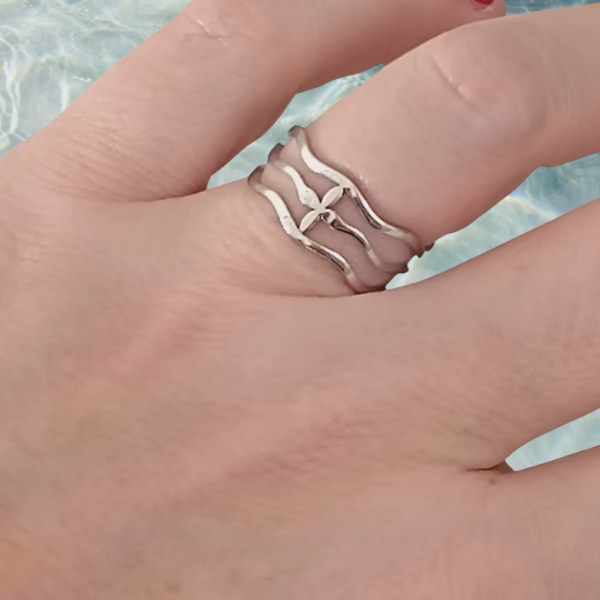 Anillo triple onda floral Eryna en acero plateado puesto en mano