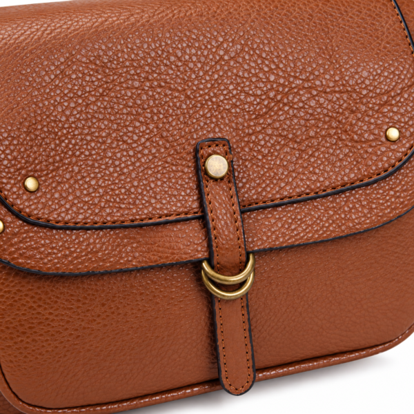 Detalle de la solapa y la hebilla decorativa del bolso bandolera ERYNA Sara en marrón