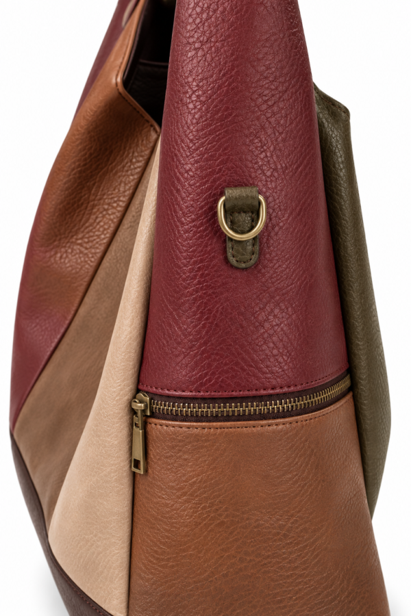 Bolso MAC&NOA MDX260343 - detalle del bolsillo exterior Bolsillo exterior con cremallera y anilla metálica del bolso MAC&NOA MDX260343 en burdeos y marrón