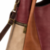 Bolso MAC&NOA MDX260343 - detalle de la bandolera y cremallera Detalle del bolso MAC&NOA MDX260343 con correa bandolera, herrajes y cremallera sobre paneles burdeos y beige