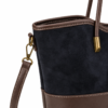 Detalle Bolso Tote Bicolor Negro y Marrón con Bandolera Desmontable Detalle de bolso tote bicolor negro y marrón con bandolera desmontable y herrajes dorados