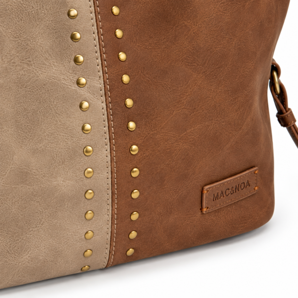 Detalle Tachuelas Doradas Bolso Shopper ERYNA Detalle de las tachuelas doradas y el logo MAC&NOA del bolso shopper bicolor ERYNA
