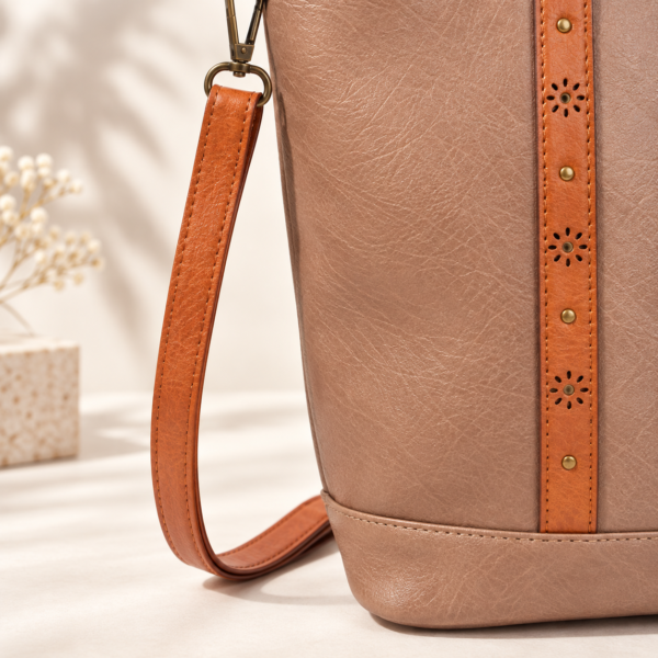 Detalle de la bandolera del bolso tote con mosquetón y remaches metálicos