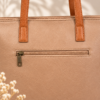 Detalle del bolsillo trasero con cremallera del bolso tote