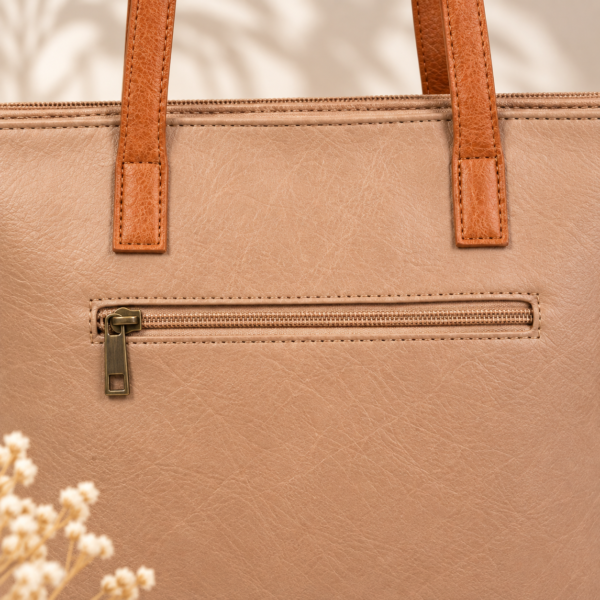 Detalle del bolsillo trasero con cremallera del bolso tote