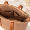 Interior del bolso tote con varios compartimentos para móvil, llaves y cartera