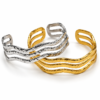 Pulsera ERYNA brazalete ondulado acero inoxidable dorado y plateado Pulsera brazalete ERYNA de triple banda ondulada en acero inoxidable, disponible en dorado y plateado