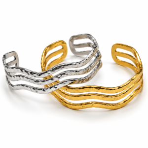 Pulsera brazalete ERYNA de triple banda ondulada en acero inoxidable, disponible en dorado y plateado