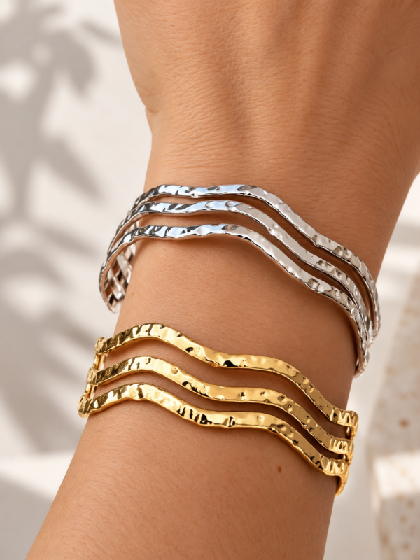 Pulsera ERYNA brazalete ondulado puesto en la muñeca Pulsera brazalete ERYNA de triple banda ondulada puesta en la muñeca