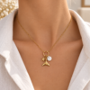 Collar dorado con colgante ovalado irregular Collar dorado con colgante ovalado irregular sobre cuello de mujer