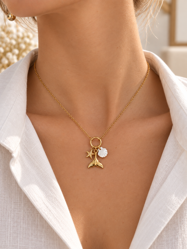 Collar dorado con colgante ovalado irregular Collar dorado con colgante ovalado irregular sobre cuello de mujer