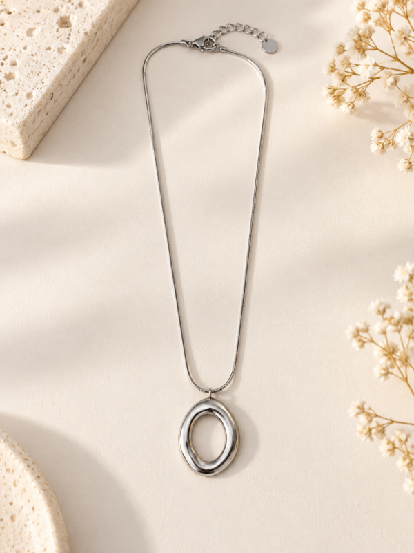 Collar Colgante Ovalado de Acero Inoxidable Plateado - ERYNA Collar colgante ovalado de acero inoxidable plateado con cadena fina tipo serpiente