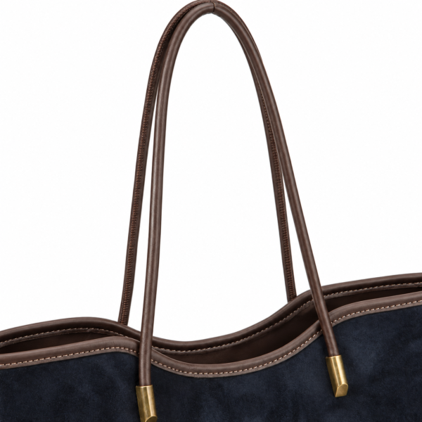 Detalle de asas del Bolso Tote Bicolor negro y marrón Detalle de las asas marrones del Bolso Tote Bicolor negro y marrón