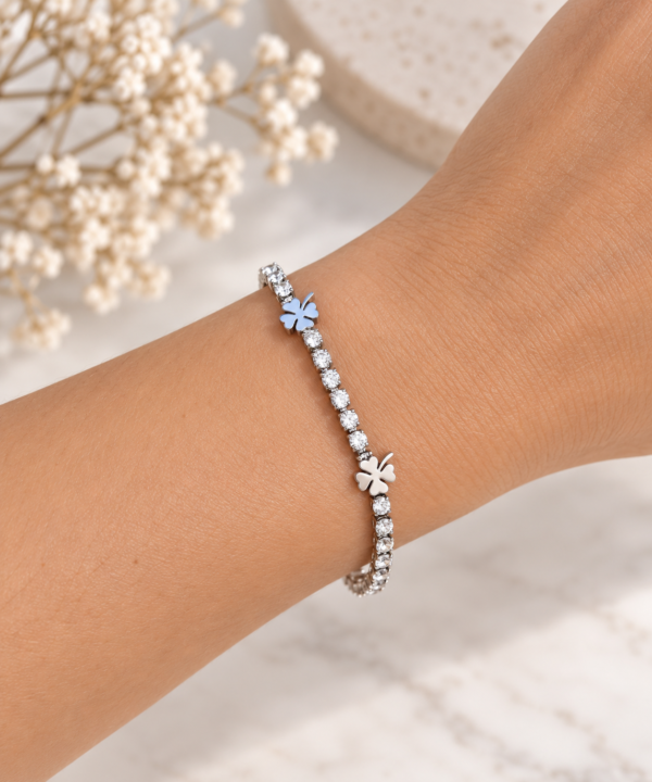 Pulsera ERYNA Plateada Circonitas y Tréboles - Puesta en la Muñeca Pulsera ERYNA de tenis plateada con circonitas y tréboles de cuatro hojas puesta en la muñeca