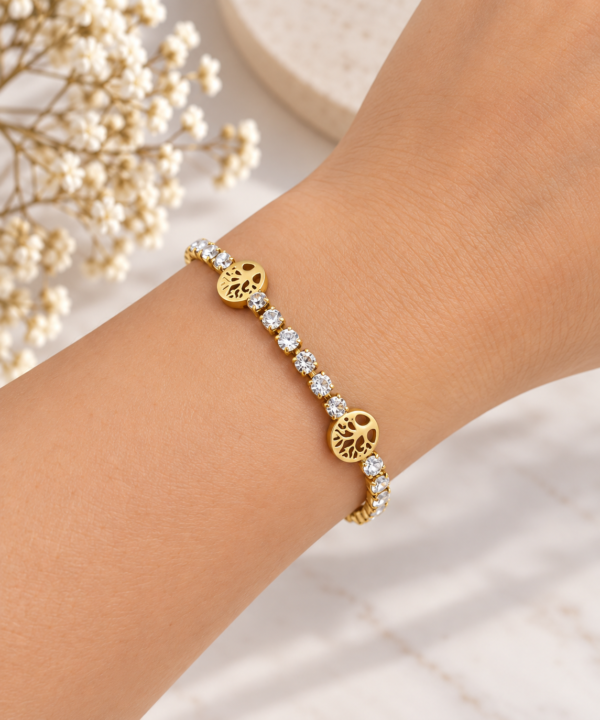Pulsera dorada árbol de la vida con circonitas - puesta en la muñeca Pulsera dorada con circonitas y motivos del árbol de la vida puesta en la muñeca