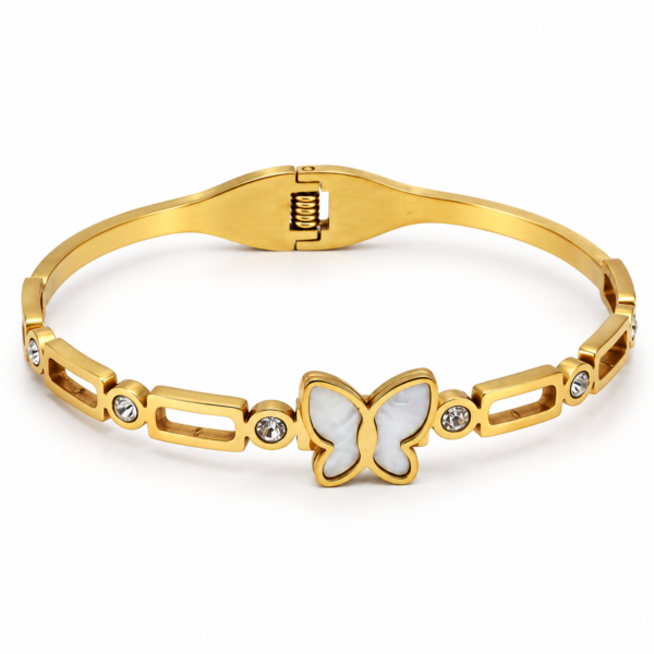 Pulsera dorada con mariposa blanca nacarada, diseño calado y bisagra sobre fondo blanco