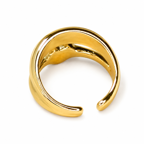 Anillo ERYNA corazón minimalista dorado de acero inoxidable - vista posterior Vista posterior del anillo ERYNA corazón minimalista dorado ajustable de acero inoxidable