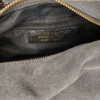 Interior forrado en negro del bolso de ante con bolsillo con cremallera y etiqueta Made in Italy