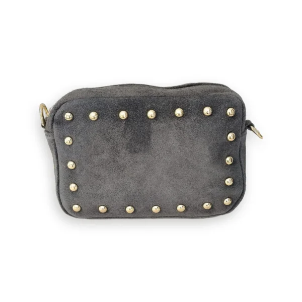 Vista frontal del bolso bandolera de ante gris oscuro con tachuelas doradas