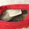 Interior forrado del bolso de ante con bolsillo con cremallera y etiqueta Made in Italy