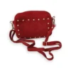 Bolso de ante rojo con tachuelas doradas y correa de ante regulable