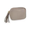 Bolso bandolera ERYNA de piel con borla color rosa nude Bolso bandolera de piel rosa nude con borla y herrajes dorados