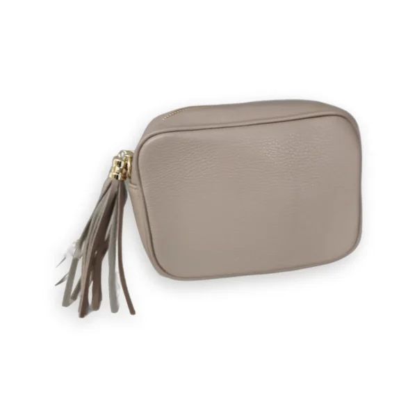 Bolso bandolera ERYNA de piel con borla color rosa nude Bolso bandolera de piel rosa nude con borla y herrajes dorados
