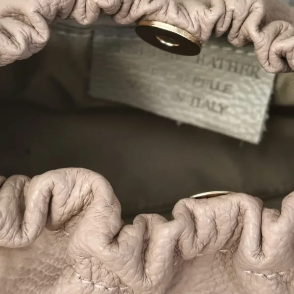 Interior del bolso fruncido de piel ERYNA Interior forrado del bolso fruncido con cierre magnético y etiqueta Made in Italy