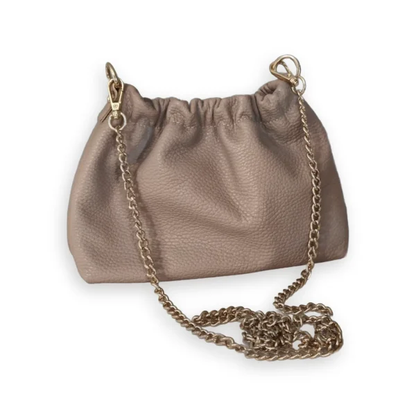 Bolso fruncido ERYNA de piel con cadena color rosa nude Bolso pequeño fruncido de piel rosa nude con cadena dorada larga