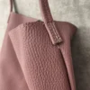 Asa de piel con pespunte visible del bolso shopper rosa