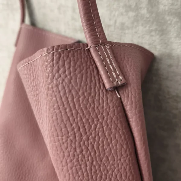 Asa de piel con pespunte visible del bolso shopper rosa