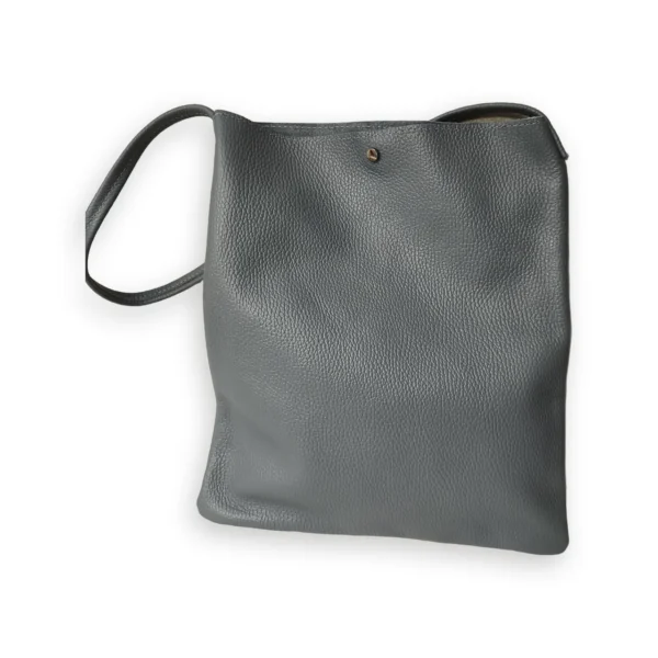 Bolso shopper plano de piel gris con asa larga para el hombro