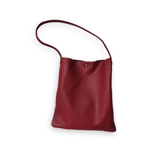 Bolso shopper plano de piel roja con asa larga para el hombro