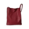 Vista frontal del bolso shopper de piel roja con cierre magnético