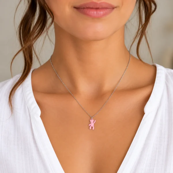 Colgante ERYNA oso rosa puesto Mujer con collar de cadena plateada y colgante de oso rosa esmaltado ERYNA