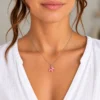 Colgante ERYNA perro globo rosa puesto Mujer con collar de cadena plateada y colgante de perro globo rosa esmaltado ERYNA