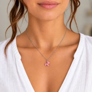 Mujer con collar de cadena plateada y colgante de perro globo rosa esmaltado ERYNA