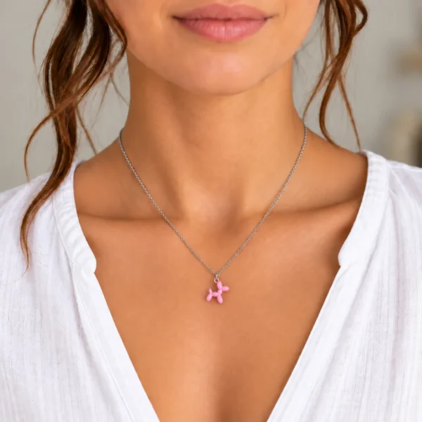 Colgante ERYNA perro globo rosa puesto Mujer con collar de cadena plateada y colgante de perro globo rosa esmaltado ERYNA