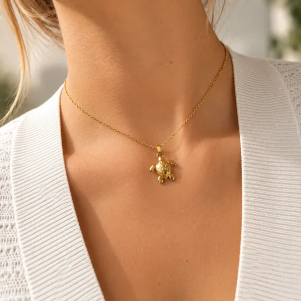 Colgante ERYNA tortuga en acero, puesto Mujer con collar dorado fino y colgante de tortuga marina en acero inoxidable ERYNA