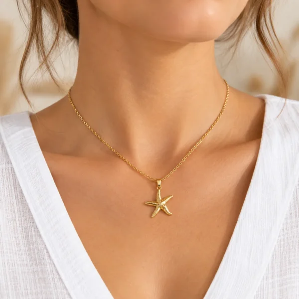 Colgante ERYNA estrella de mar en acero, puesto Mujer con collar dorado y colgante de estrella de mar texturizada en acero inoxidable ERYNA