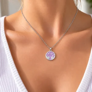 Collar árbol de la vida lila puesto Mujer con collar plateado y colgante redondo del árbol de la vida esmaltado en lila ERYNA