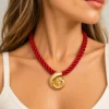 Collar ERYNA caracola dorada con cordón rojo, puesto Mujer con collar de cordón trenzado rojo y colgante de caracola dorada ERYNA